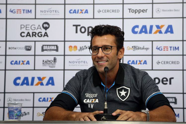 Alberto Valentim não escondeu a satisfação com o time. Foto: Vítor Silva/SS Press/Botafogo