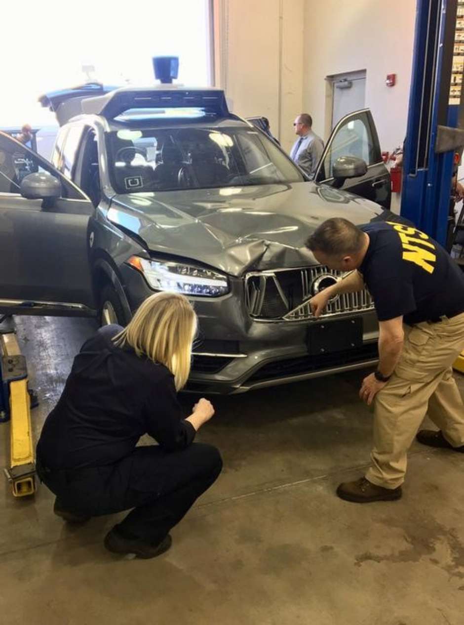 Investigadores vistoriam carro da Uber. Foto: Reuters