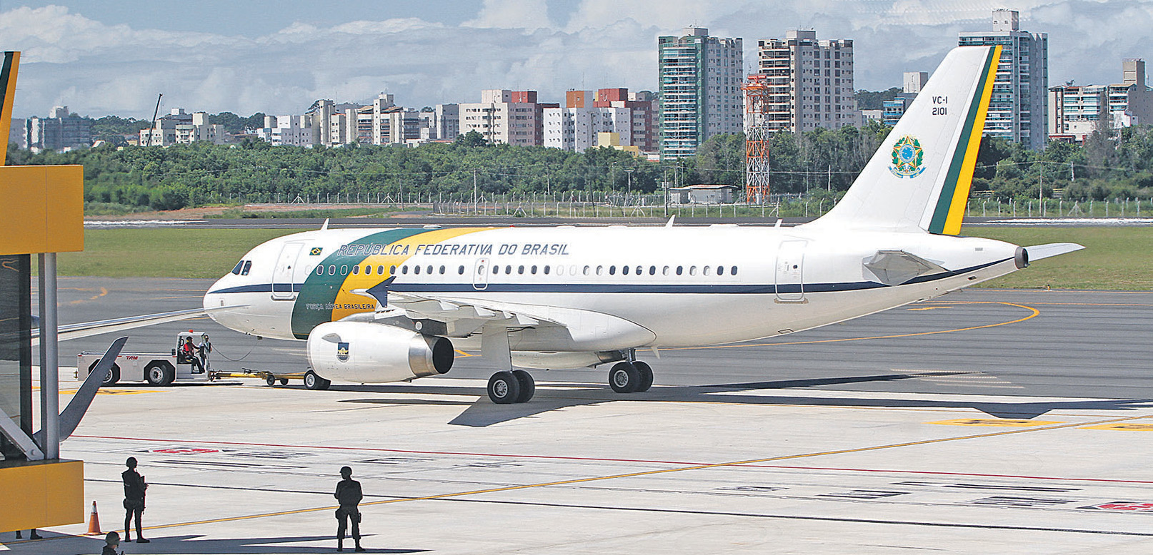 Nessa quinta, o avião presidencial pousou na pista antiga e foi conduzido até o novo terminal para o desembarque da comitiva do governo, sob a vigilância de militares. Foto: Leone Iglesias
