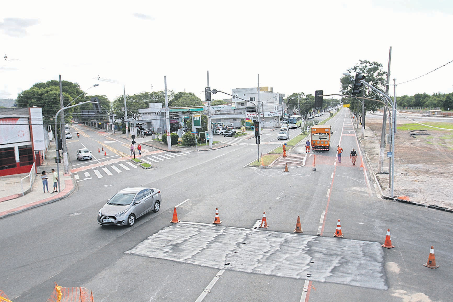 Obras de sinalização ainda acontecem na via, que vai ganhar 300 novas vagas de estacionamento e sinalização. Foto: Beto Morais