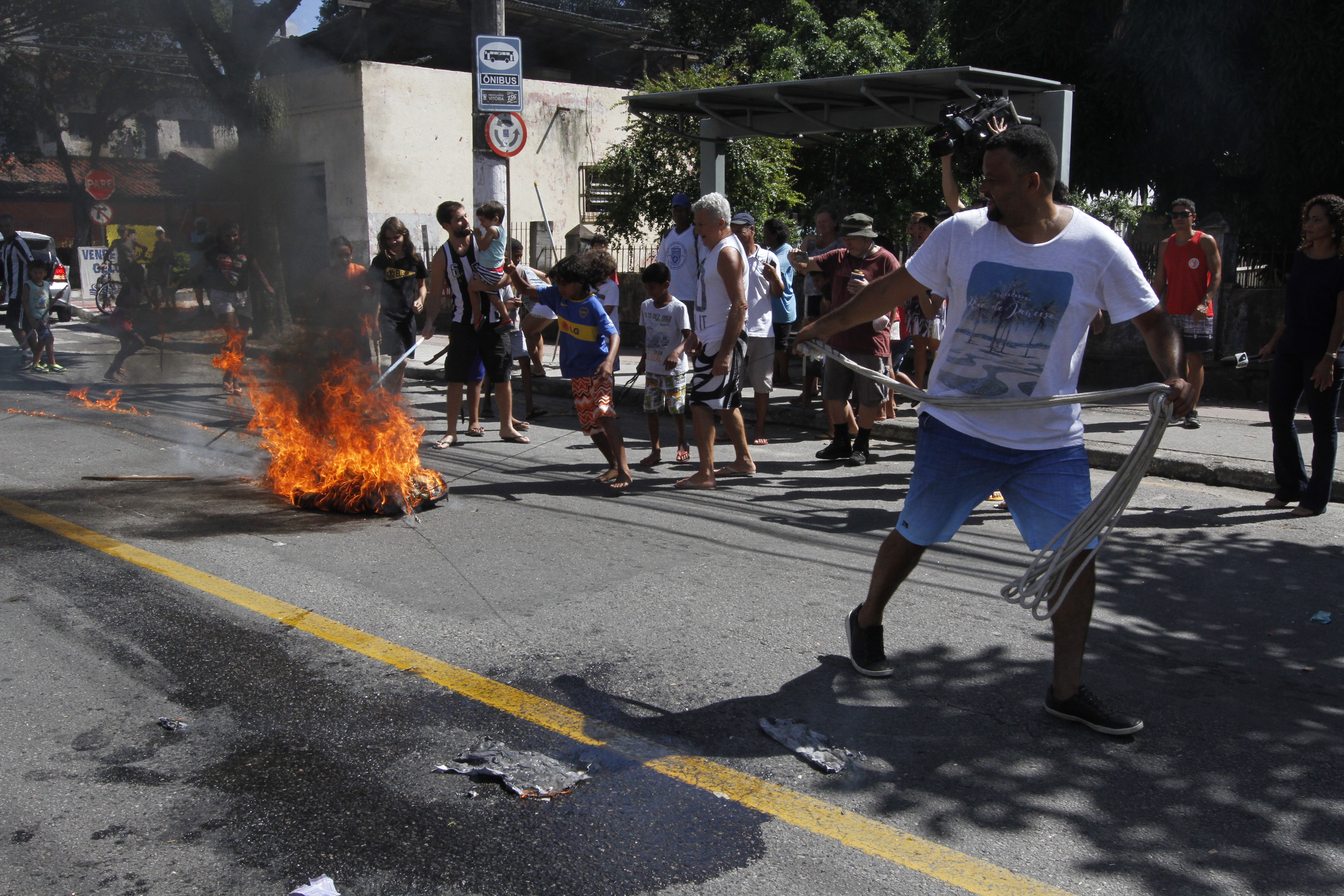 O boneco foi arrastado por ruas do bairro. Foto: Kadidja Fernandes