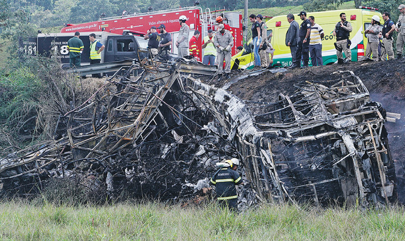 Acidente deixou ônibus carbonizado. 23 pessoas morreram. Foto: Arquivo A Tribuna
