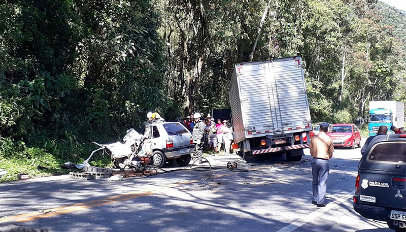 O carro e o caminhão bateram de frente na BR-262. Foto: Divulgação