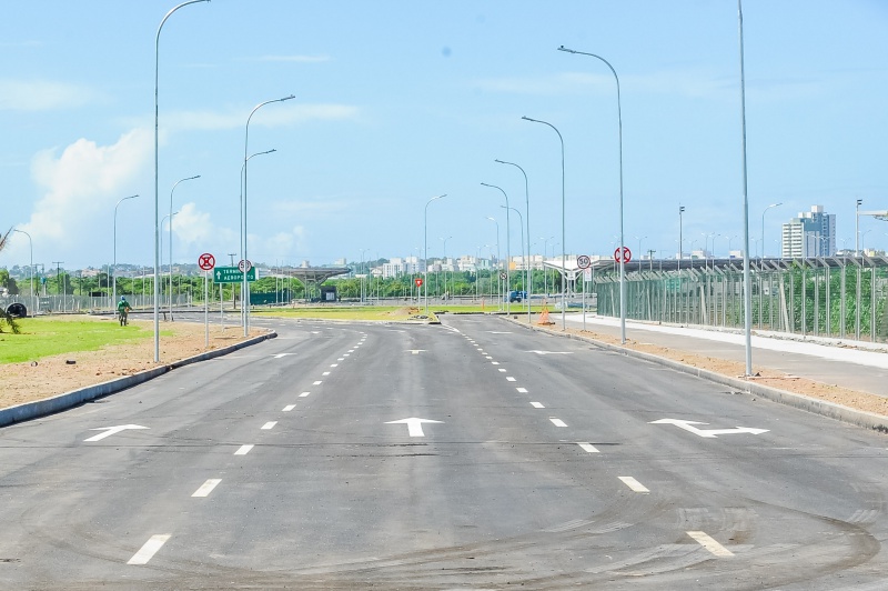 Nova via foi construída dentro da área da Infraero para acesso ao novo terminal de passageiros do aeroporto de Vitória. Foto: Prefeitura de Vitória