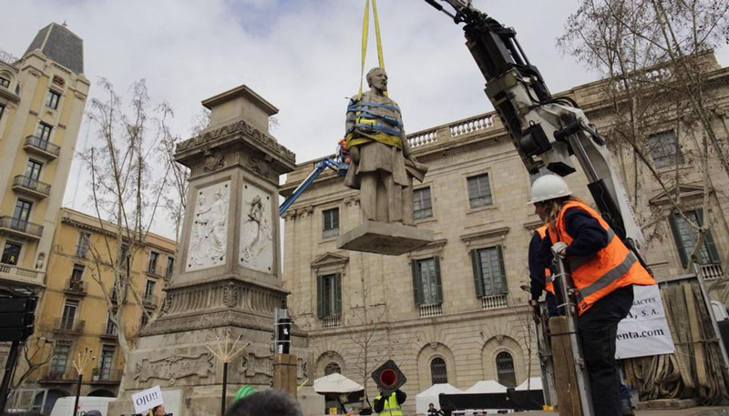 Estátua em homenagem ao empresário foi retirada neste domingo. Foto: Twitter / Ayuntamiento de Barcelona