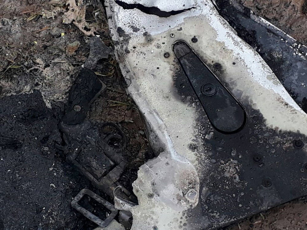 Uma arma foi encontrada junto aos destroços do helicóptero. A polícia investiga o caso. Foto: Divulgação/Polícia Militar