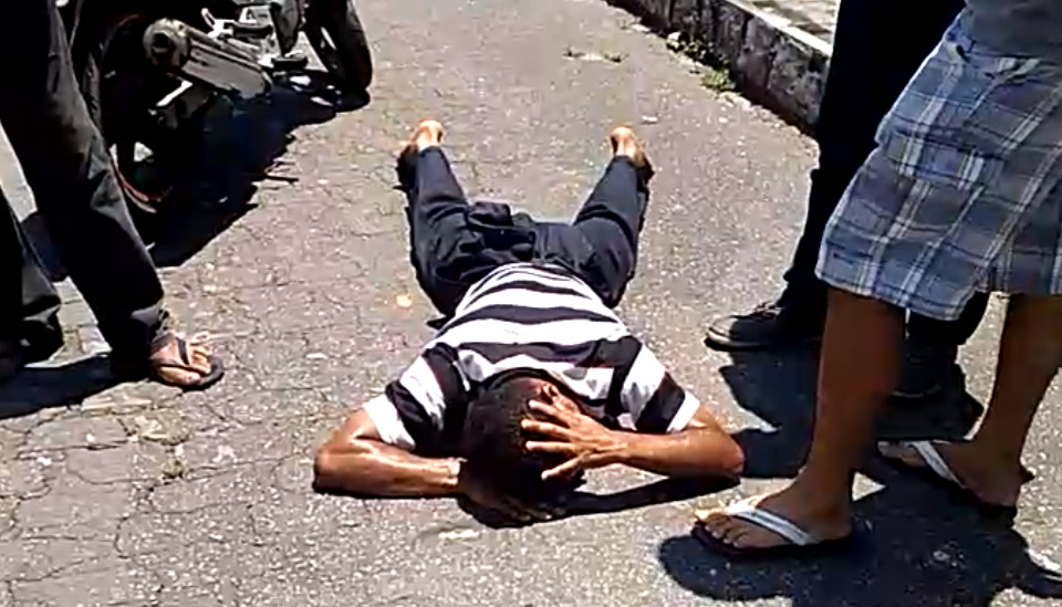 Bandido foi imobilizado por moradores de Jardim América. Foto: Divulgação