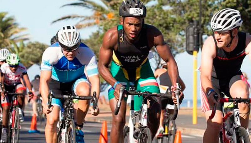 O triatleta Mhlengi Gwala foi brutalmente atacado na África do Sul. Foto: Reprodução