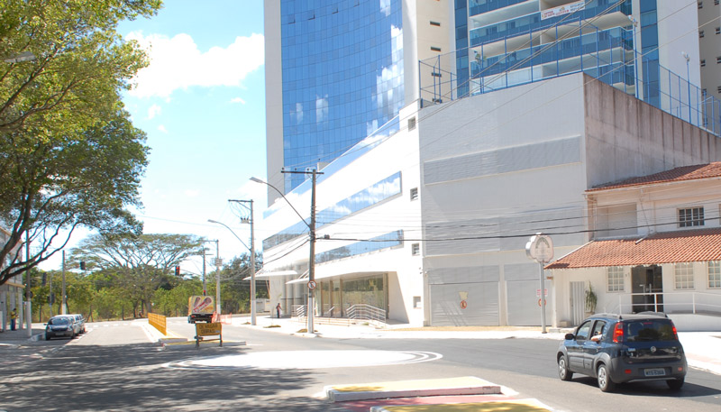 Avenida Rosendo Serapião Filho: motoristas vão poder seguir dos bairros República ou Mata da Praia para o Novo Aeroporto. Foto: Arquivo A Tribuna