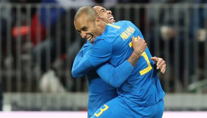 Zagueiro Miranda é abraçado ao abrir o placar contra a Rússia. Foto: Divulgação/CBF