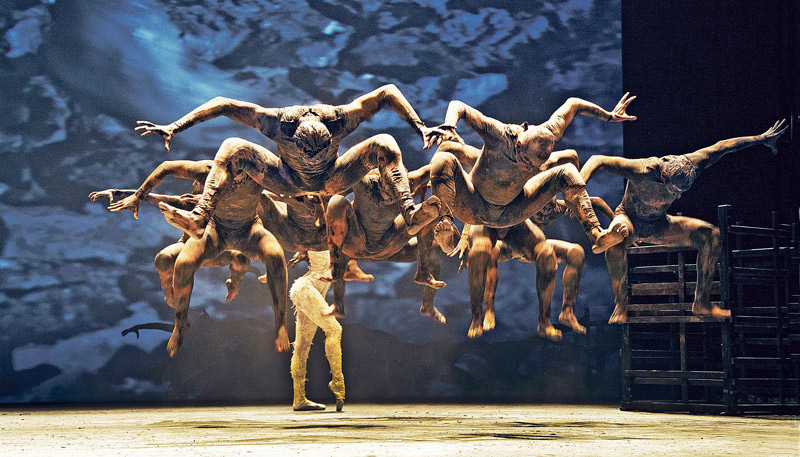 “Cão sem Plumas” mostra a luta do rio Capibaribe, da natureza, do “homem-caranguejo” e do “caranguejo-homem” pela vida. Foto: Divulgação/Cia de Dança Deborah Colker