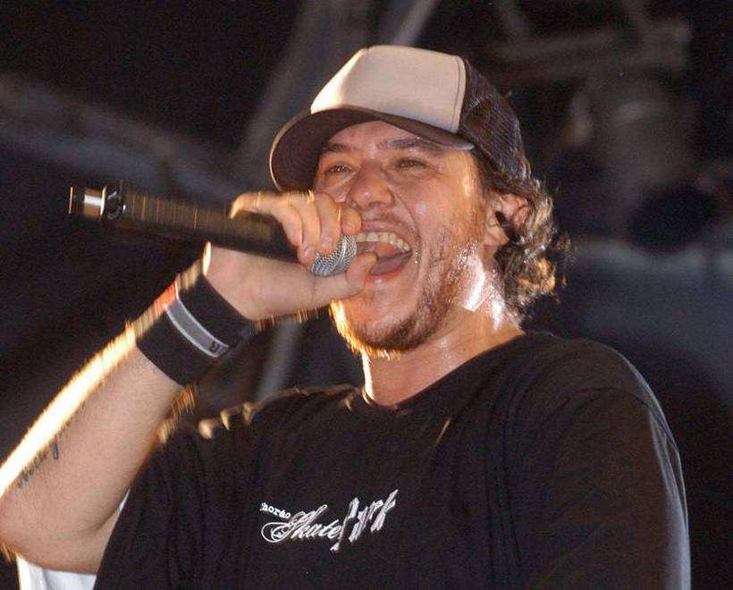 O líder da banda Charlie Brown Jr foi encontrado morto em seu apartamento, em São Paulo, vítima de uma overdose de cocaína.