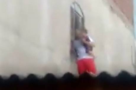 Vídeo mostra pai subindo no telhado para resgatar o filho. Foto: Reprodução
