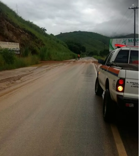 Barreira foi removida na rodovia RJ- 158 por volta das 15h. Foto: Divulgação Defesa Civil