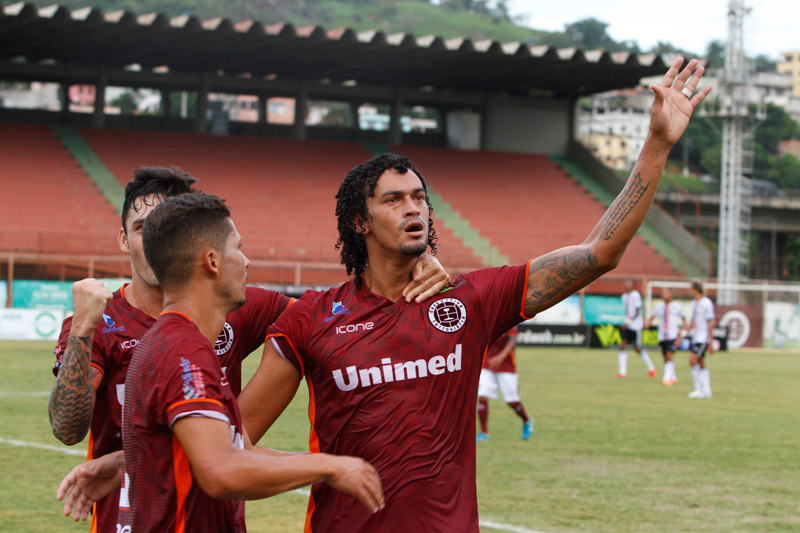 Diniz (com o braço erguido) abriu o marcador para a Desportiva. Foto: Thiago Coutinho/AT