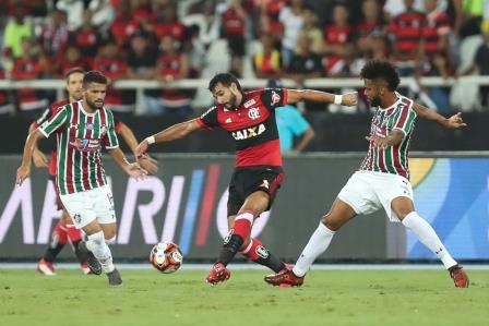 Erros atrás de erros com Dourado no ataque do Fla: Foto: Gilvan de Souza