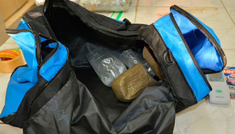 Droga estava embalada em tabletes dentro de bolsa da jovem. Foto: Divulgação/PF-PE