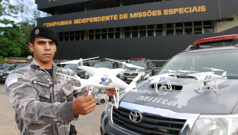Soldado Patrick Carreiro mostra os drones que já estão em funcionamento na Cimesp e setor de inteligência da PM. Foto: Beto Morais/AT