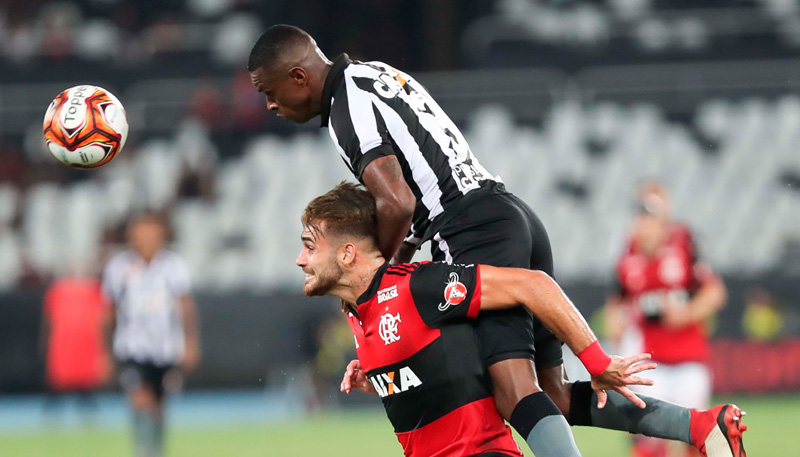 Lance da partida de sábado: árbitro acabou afastado pela Federação. Foto: Gilvan de Souza/Flamengo