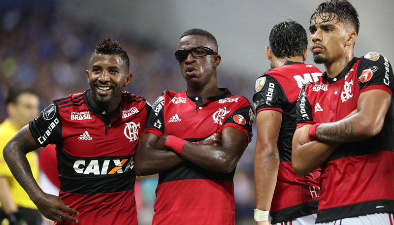 Vinícius Jr. coloca um óculos escuros e faz pose para comemorar um dos gols. Foto: Gilvan de Souza/Flamengo