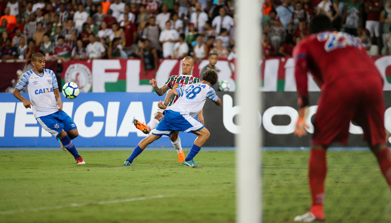 Goleiro Aranha, do Avaí, acompanha jogada de ataque do Flu. Foto: Lucas Merçon/Fluminense