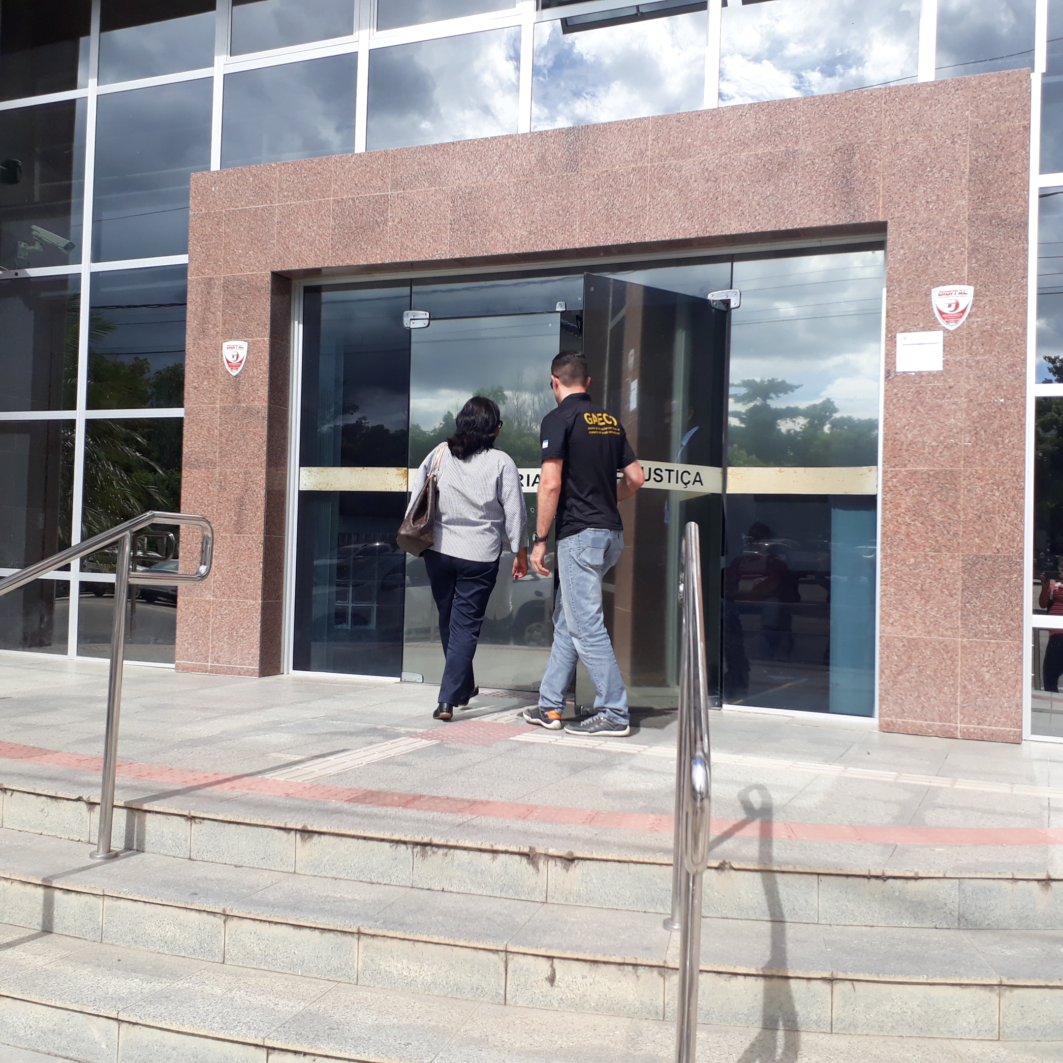 Vereadora chega á Sede da Promotoria de Justiça para prestar depoimentos. Foto/ Wilton Júnior