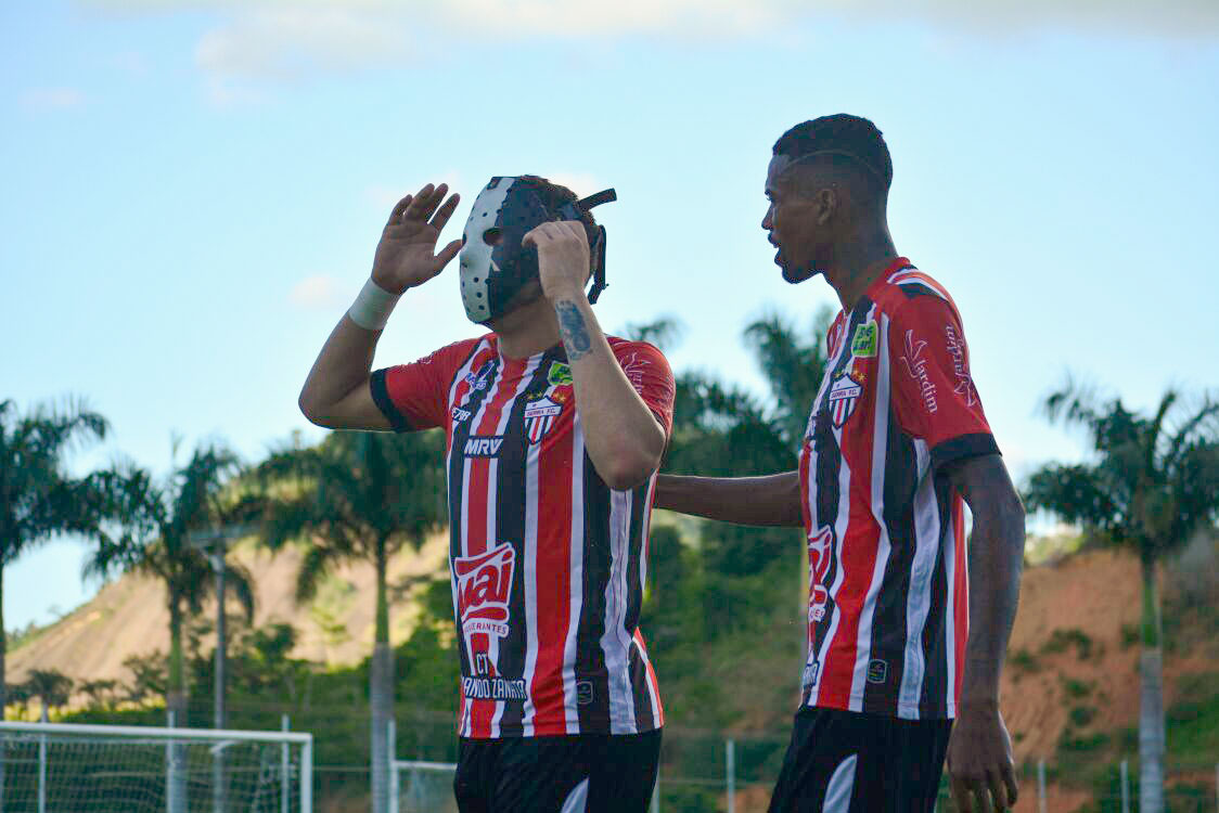 Rael comemorou o gol do Serra com máscara e fazendo o gesto do "Ceifador". Foto: Adriano Barbosa