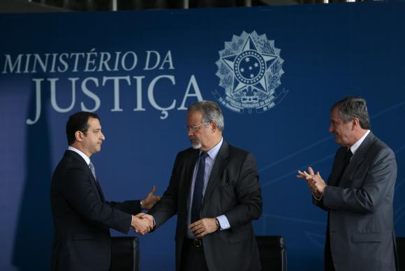 Rogério Galloro recebe os cumprimentos do ministro da Segurança Pública, Raul Jungmann, durante cerimônia de posse no cargo. Foto: José Cruz/Agência Brasil