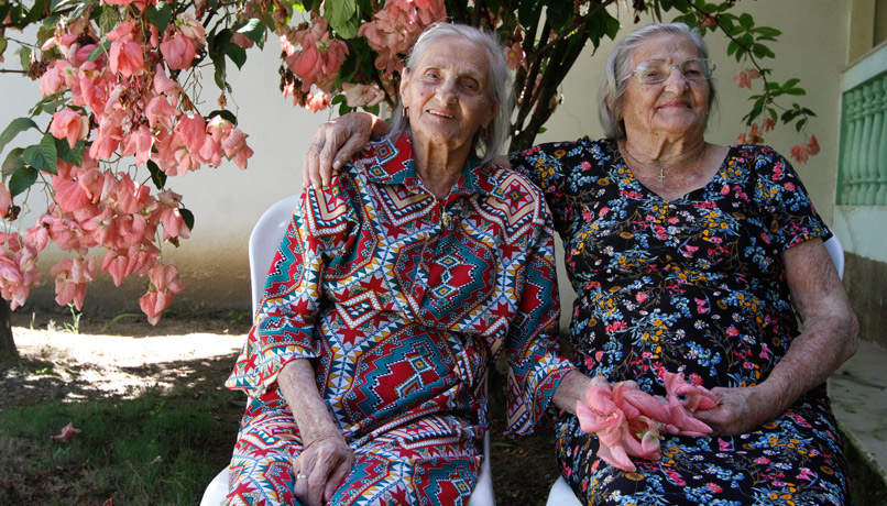 As irmãs gêmeas de Ibiraçu Paulina e Maria Pignaton Pandolfi são exemplo de disposição e vitalidade. Foto: Kadija Fernandes/AT