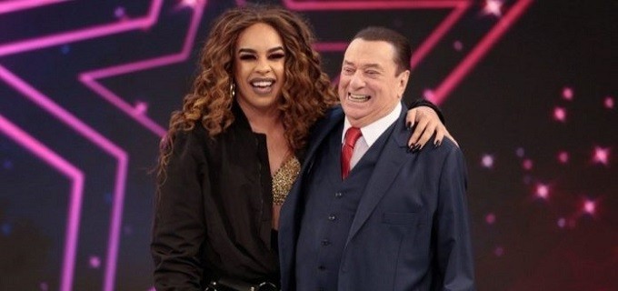 Gloria ao lado de Raul Gil durante o programa exibido em 10 de março, no SBT. Foto: Reprodução