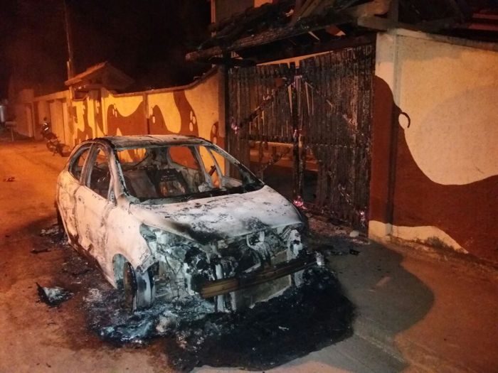 Um dos veículos incendiados durante a ação dos bandidos. Foto: Divulgação