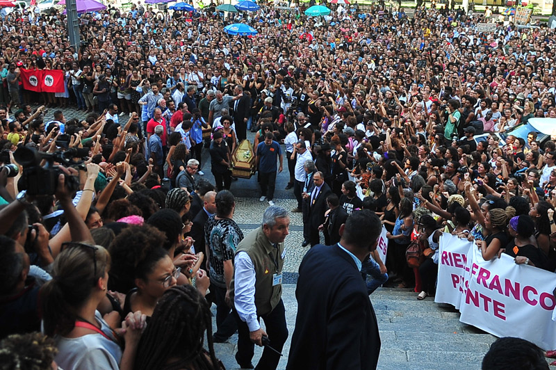Multidão acompanhou chegada dos corpos da vereadora Marielle Franco e do motorista Anderson Gomes à Câmara do Rio. Foto: Armando Paiva/Agência O Globo