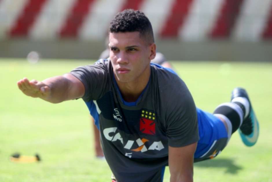 Um dos atletas mais afetados foi Paulinho, que precisou ser transferido para um hospital. Foto: Paulo Fernandes/Vasco
