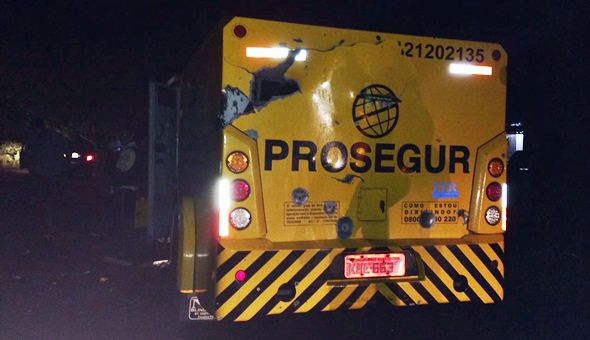 Carro utilizado para o transporte de valores foi destruído. Foto: Divulgação