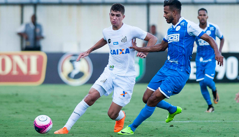 Vitor Bueno, em jogada na derrota do Santos para o São Bento. Foto: Ivan Storti/SantosFC