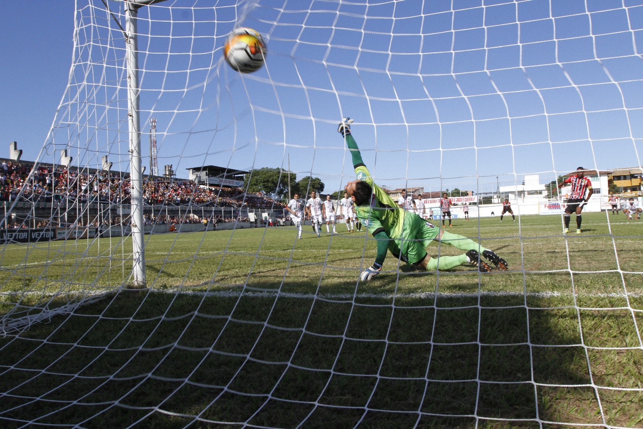 Fotaço do gol de pênalti de Joelson. Foto: Rodrigo Gavini