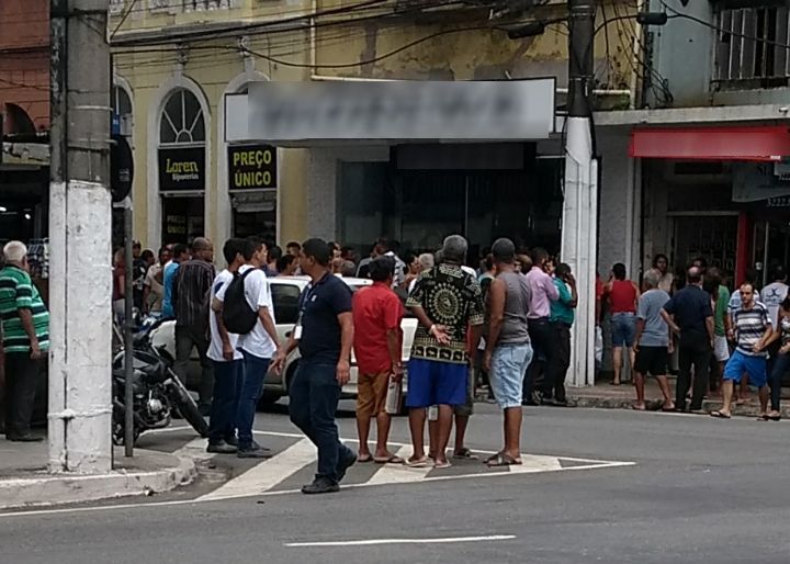 No dia do crime, muitas pessoas se aglomeraram ao redor da joalheria. Foto: Divulgação