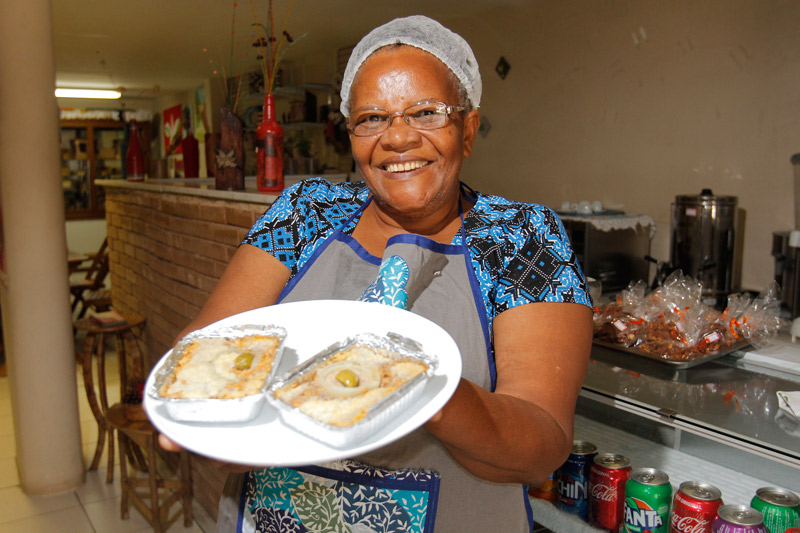 Dona Antônia mostra a torta capixaba feita com o coração da banana: “O sabor fica delicioso”. Foto: Beto Morais/AT