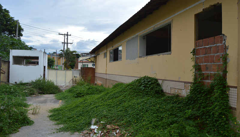 Obras da unidade Paulo Pereira, no bairro Baiminas: mato toma conta do local. Foto: Alessandro de Paula