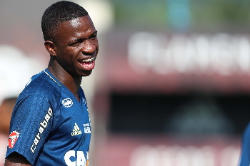 Vinicius Júnior tem 350 dentes. Foto: Gilvan de Souza/Flamengo