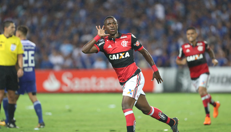 Vinícius Jr. comemora um de seus gols decisivos contra o Emelec. Foto: Gilvan de Souza/Flamengo