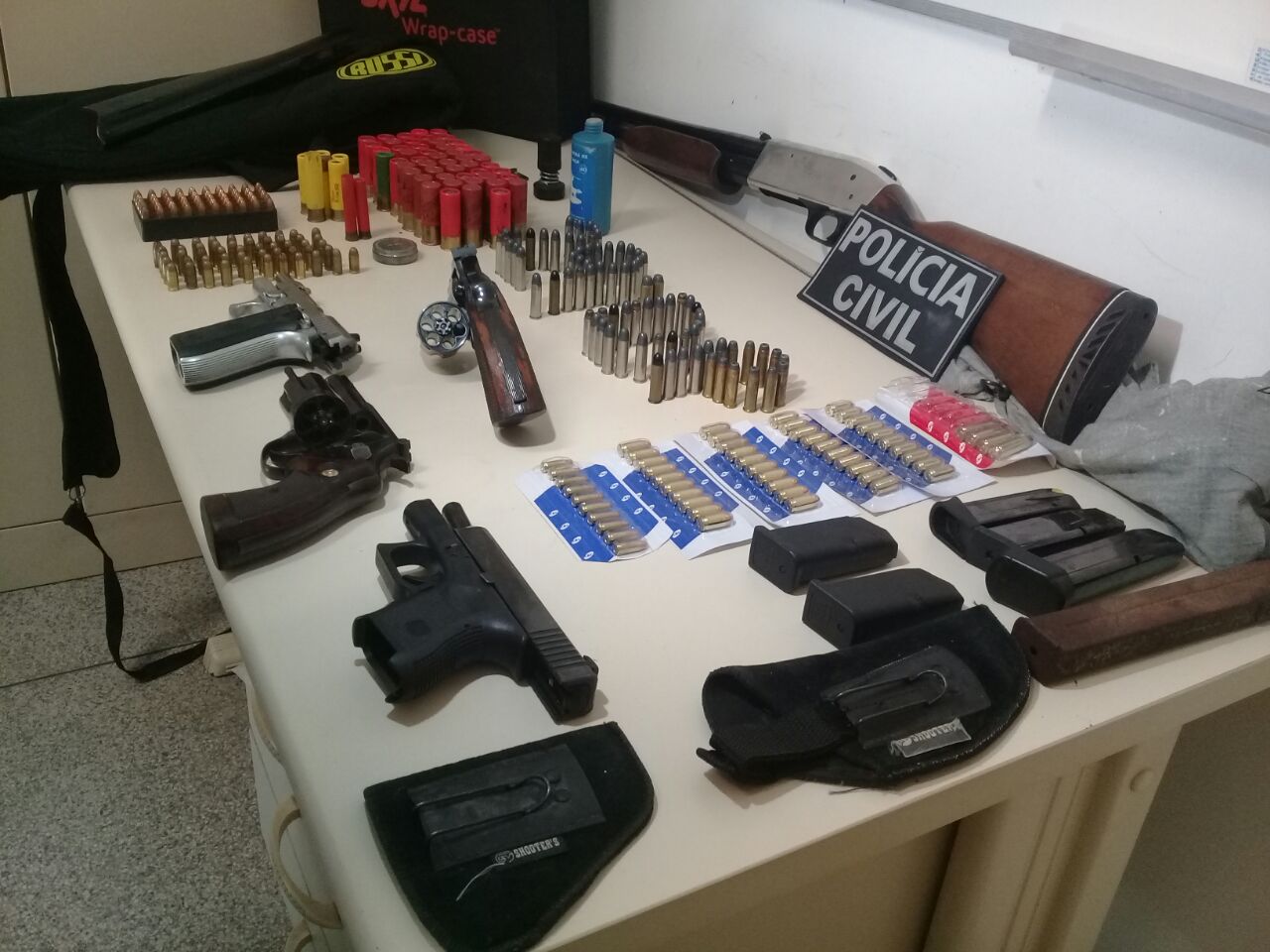 Material apreendido na casa e estabelecimentos da família do suspeito. Foto/ Jéssica Cardoso