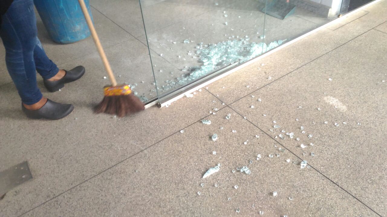 Um policial fez um disparo para tentar evitar a fuga, mas atingiu e quebrou a porta de vidro da delegacia. Foto compartilhada via WhatsApp