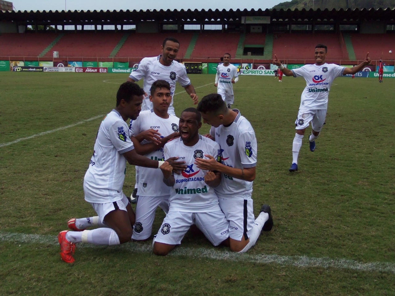 Dedé (ao centro) comemora gol em sua primeira passagem pelo Rio Branco. Foto: Divulgação/RBAC