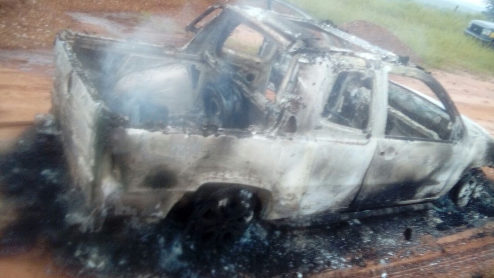 Picape foi encontrada em chamas na manhã de quinta-feira (22). Foto: Divulgação/Polícia Militar