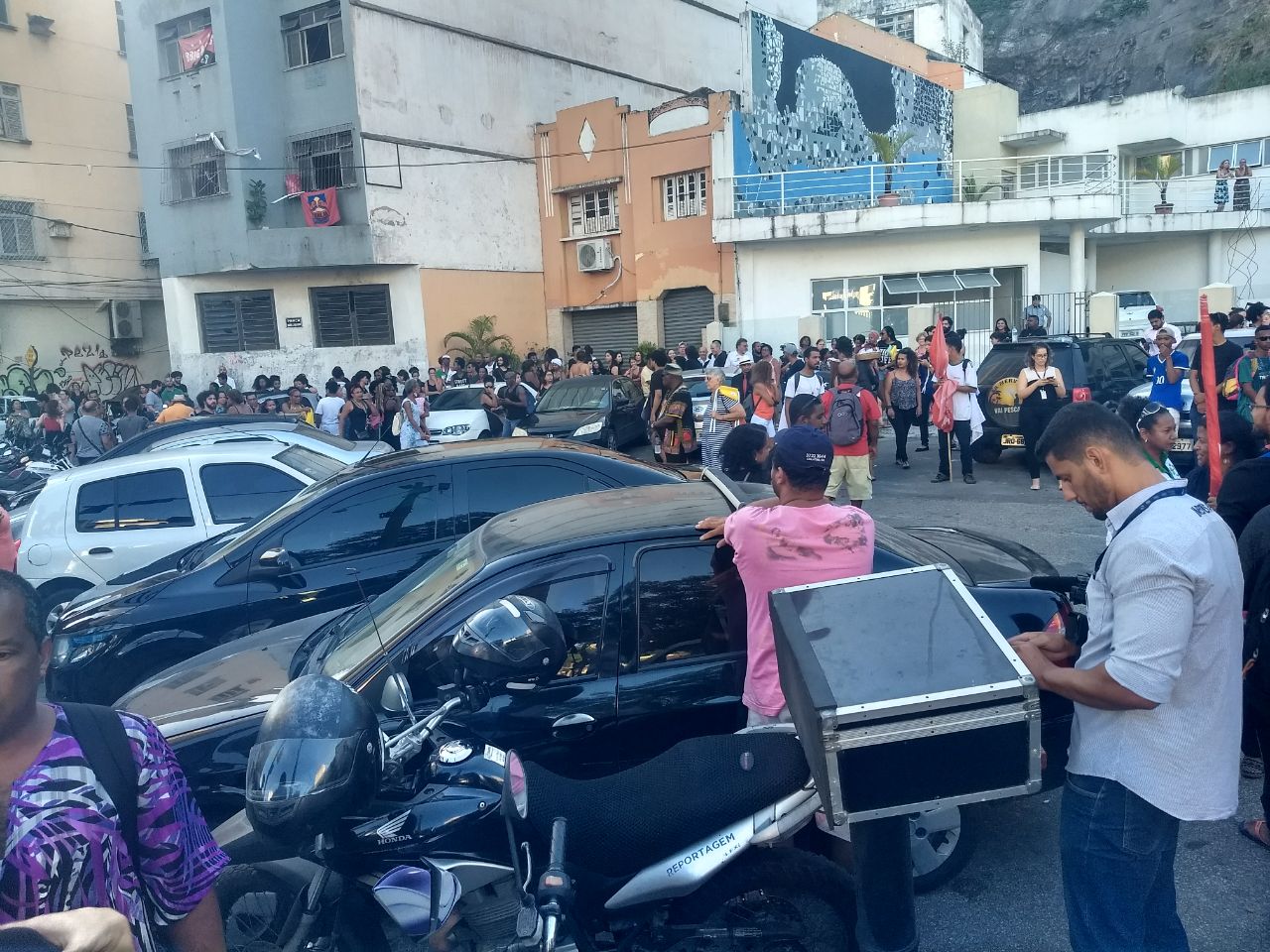 Concentração do grupo próximo a Gruta da Onça em Vitória. Foto: Tais de Hollanda