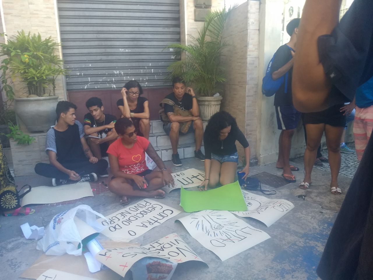 Grupo preparando cartazes a serem usados no manifesto. Foto: Tais de Hollanda