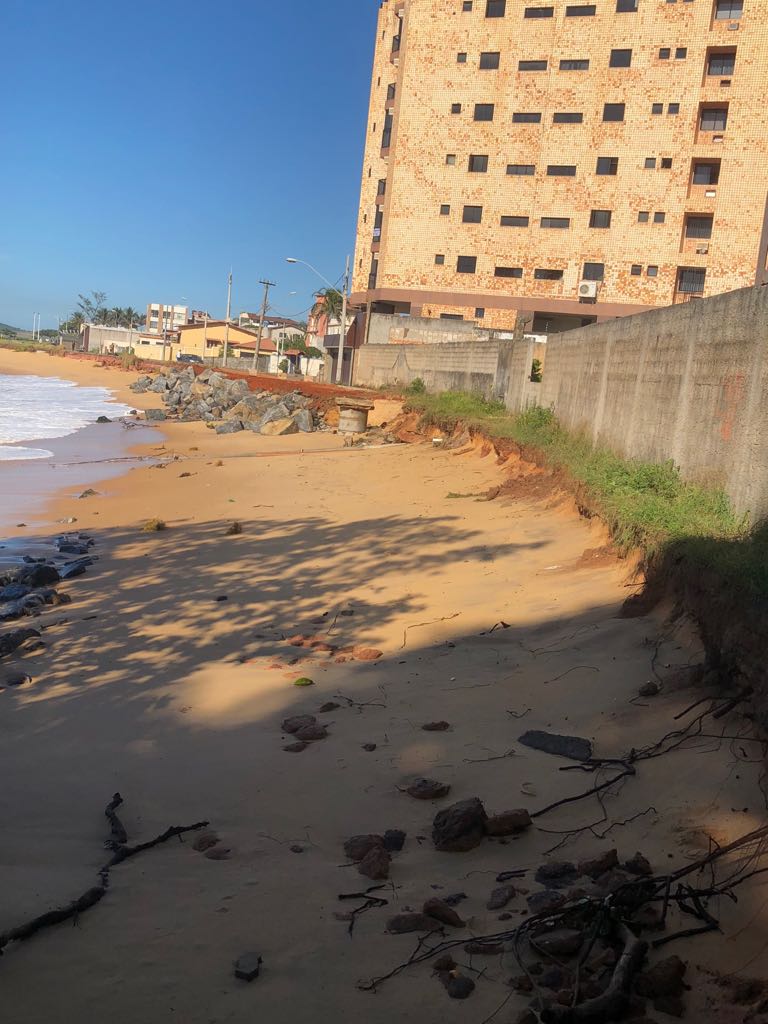 O mar levou boa parte das pedras colocadas pela Prefeitura de Guarapari para conter as ondas. Foto: James Graupner