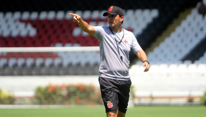 Zé Ricardo treina o time para a estreia desta terça-feira. Foto: Paulo Fernandes/Vasco.com.br