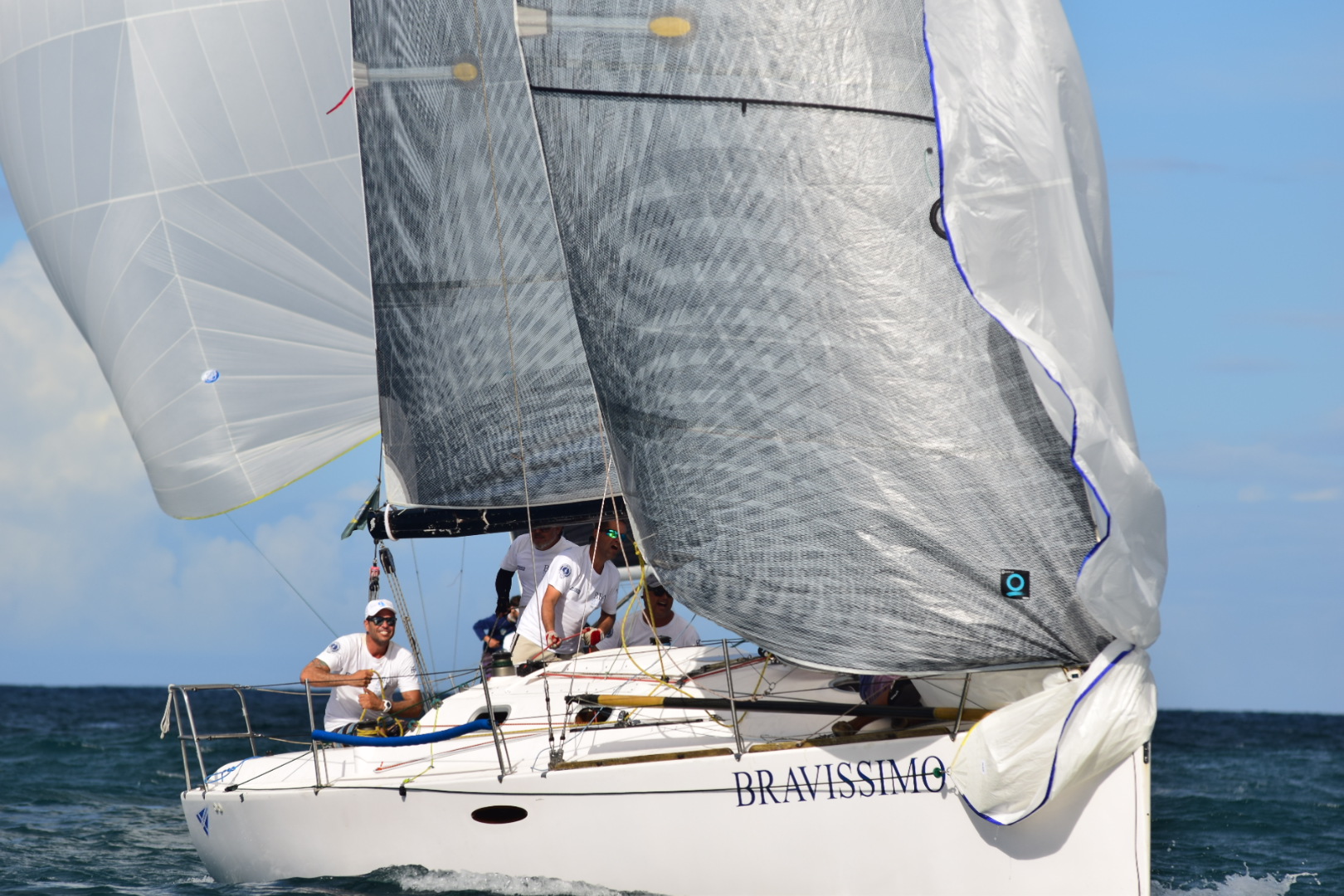 Veleiro capixaba Bravíssimo, do Iate Clube, conquistou o terceiro lugar na categoria geral em Búzios. Foto: Divulgação